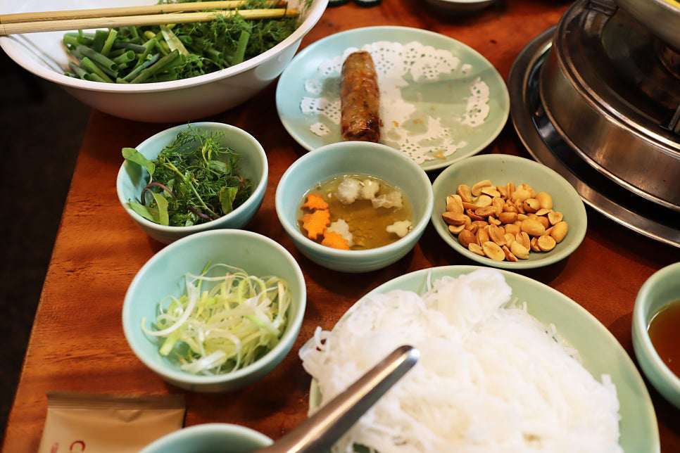 Khách Hàn Say Đắm Hà Nội Qua Món Chả Cá Nổi Tiếng - 5