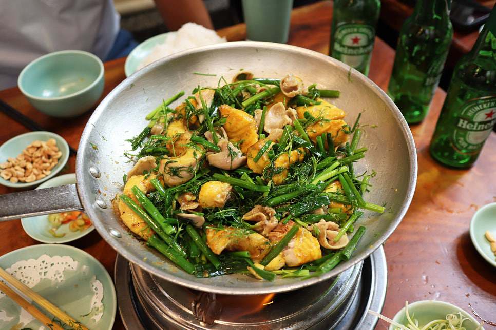 Khách Hàn Say Đắm Hà Nội Qua Món Chả Cá Nổi Tiếng - 1