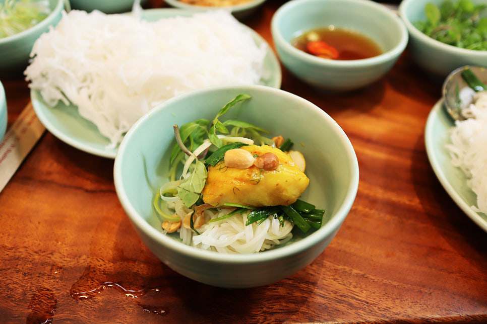 Khách Hàn Say Đắm Hà Nội Qua Món Chả Cá Nổi Tiếng - 6