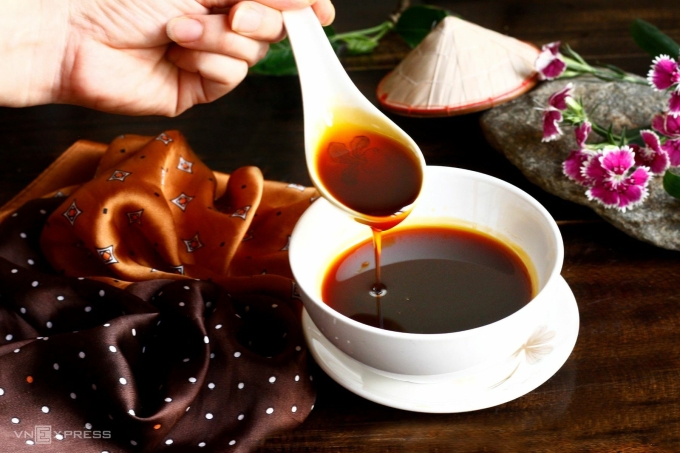 Nước hàng để lâu sánh nhẹ, không bị vón cục. Ảnh: Bùi Thủy