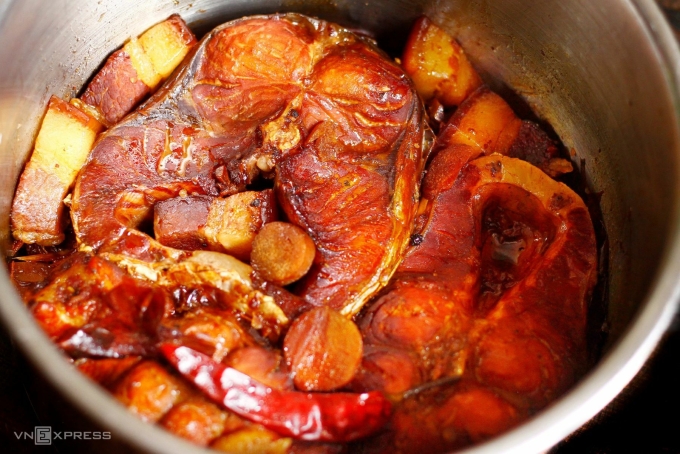 Cá kho đượm màu, đượm vị nhờ nước hàng đạt chuẩn. Ảnh: Bùi Thủy
